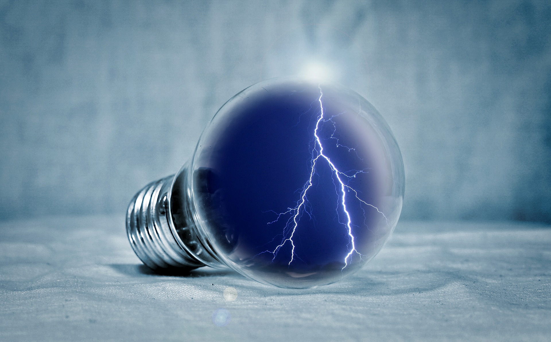 light-bulb-2577139_1920